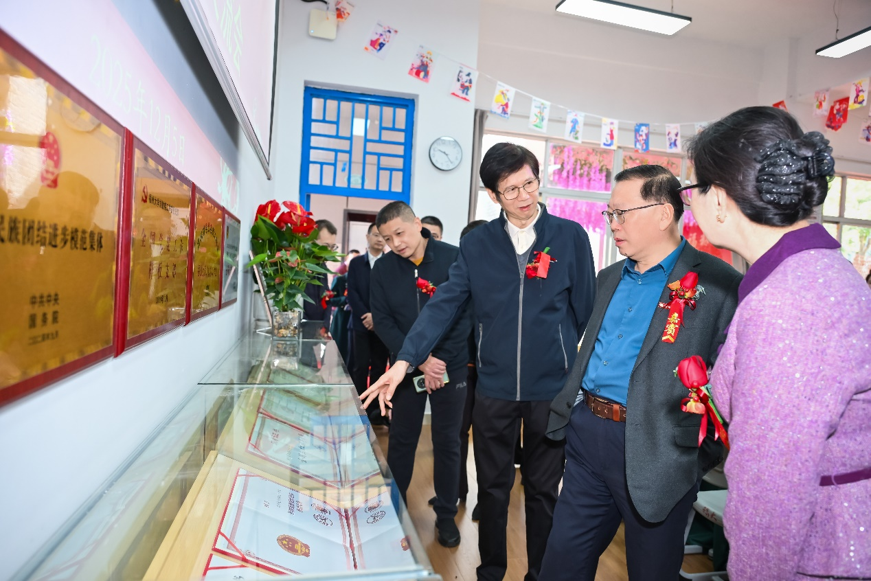 20251205 与会嘉宾参观铜盘校区刘敏榕工作室 学工部.png