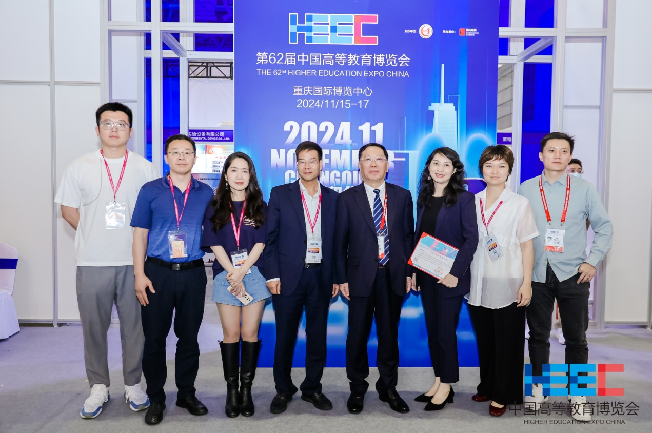 20240415陈国龙书记与参会的福州大学代表合影留念厦门工艺美术学院.png