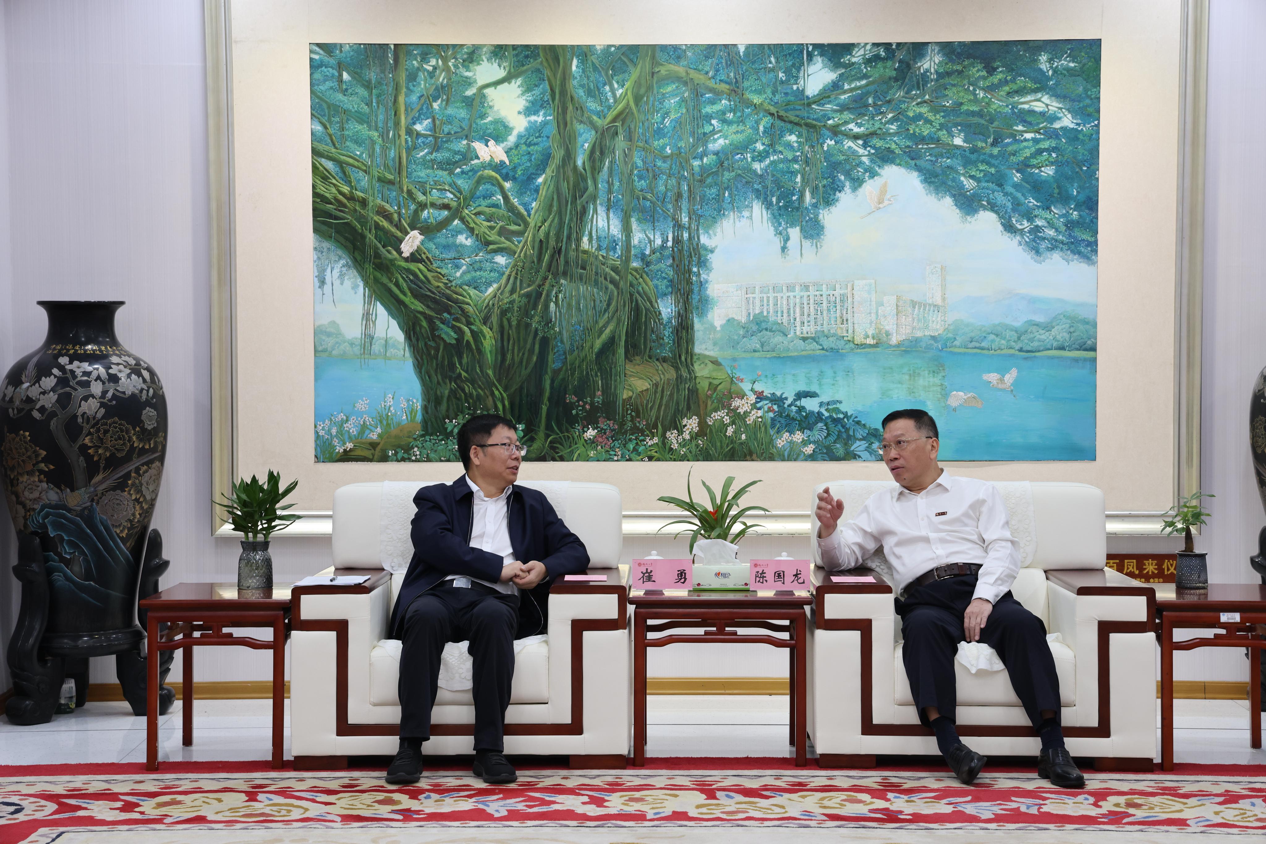 陈国龙书记会见崔勇副行长一行——李连富.JPG