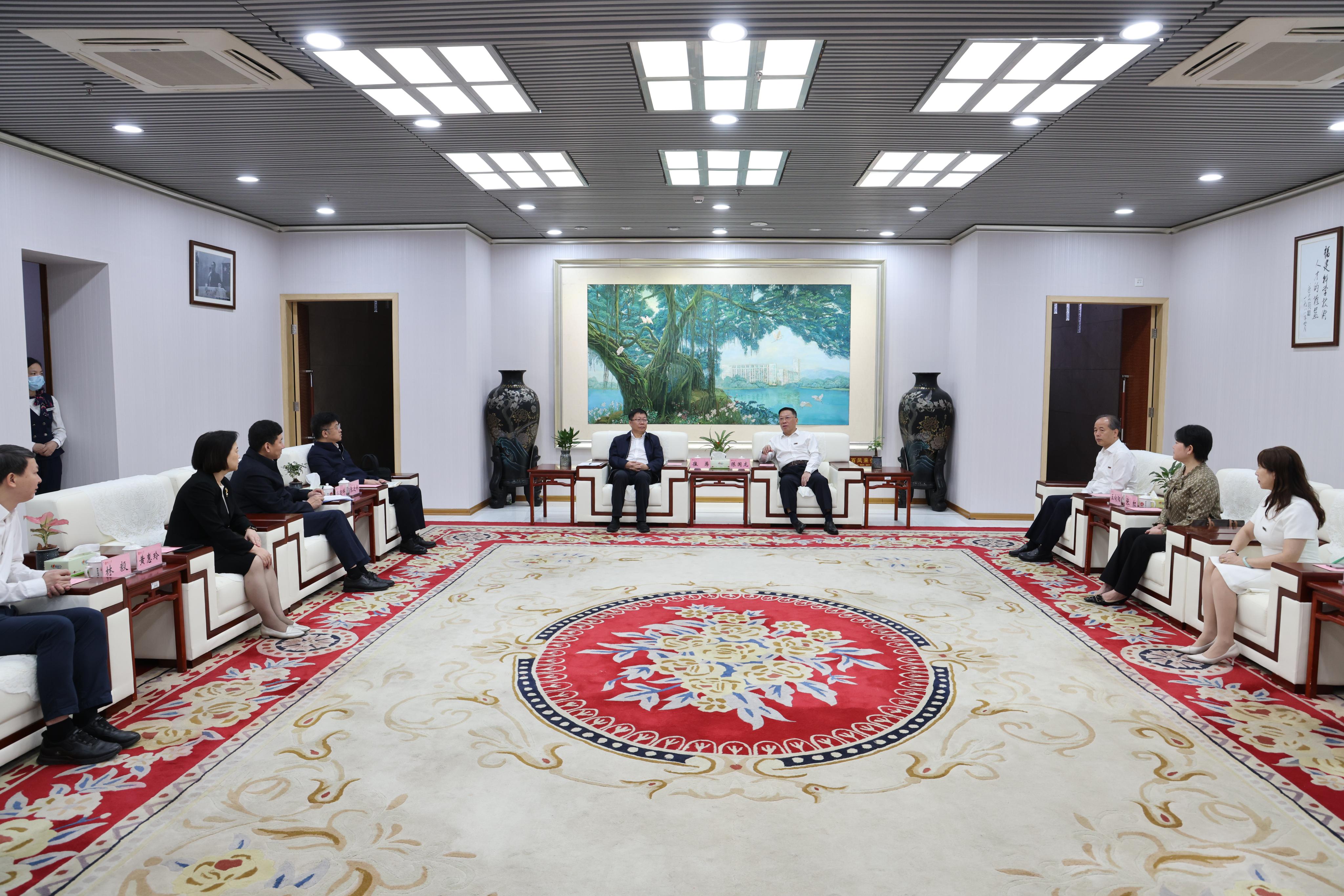 陈国龙书记会见崔勇副行长一行2——李连富.JPG