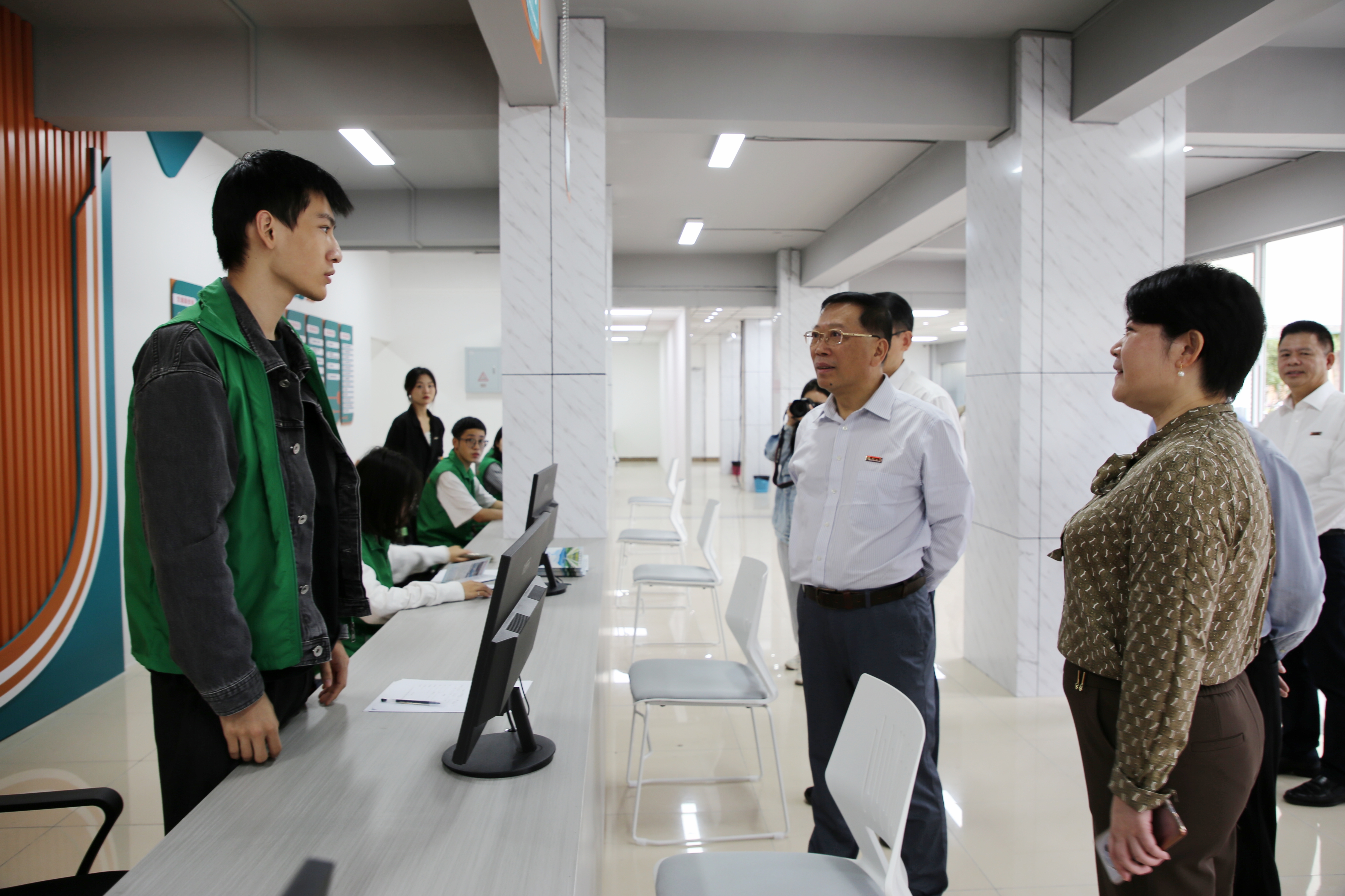 参观“一站式”学生社区服务中心-陈金秀.jpg 参观“一站式”学生社区服务中心-陈金秀.jpg