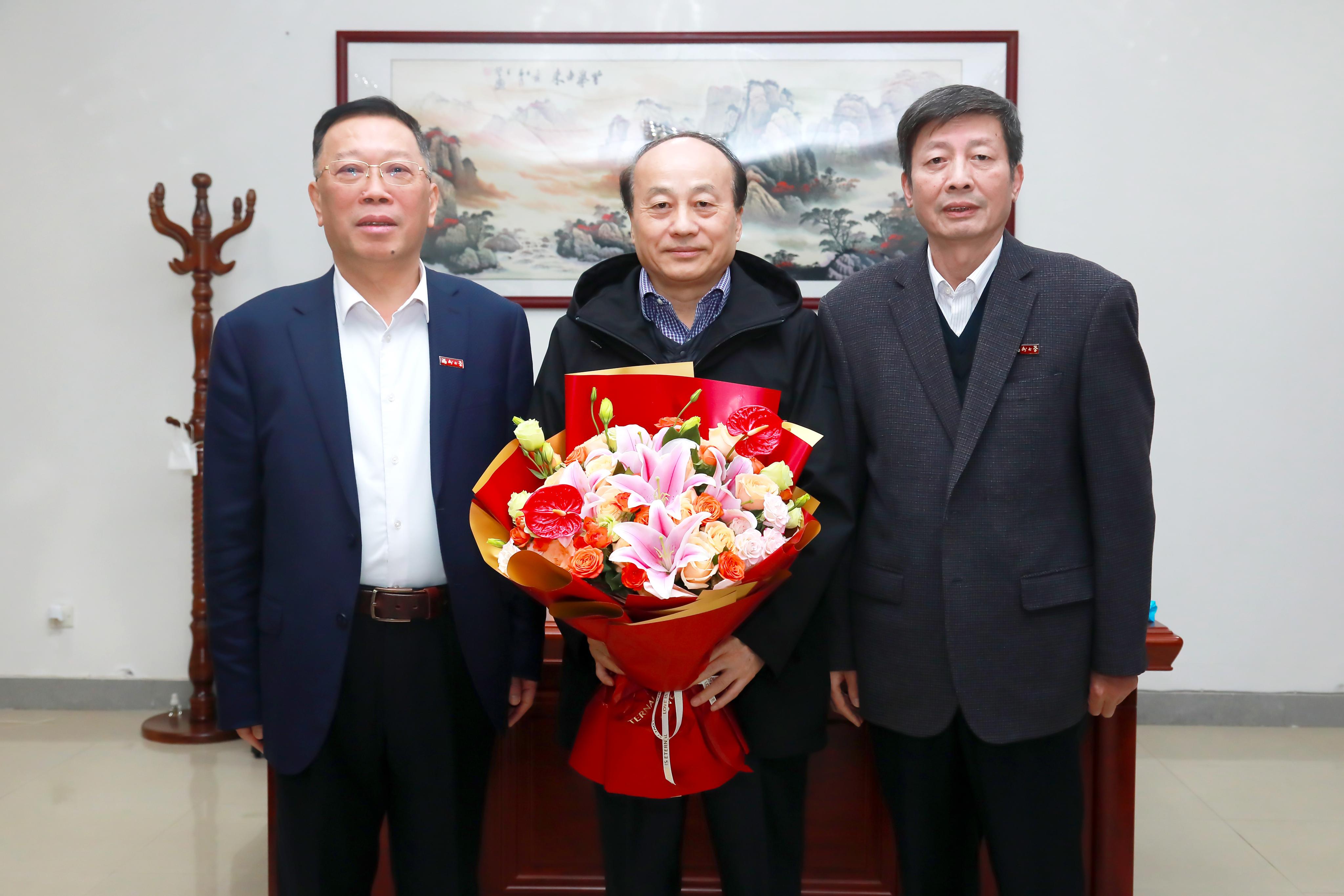 20231206校党委书记陈国龙校长付贤智院士亲切看望张久俊院士.jpg