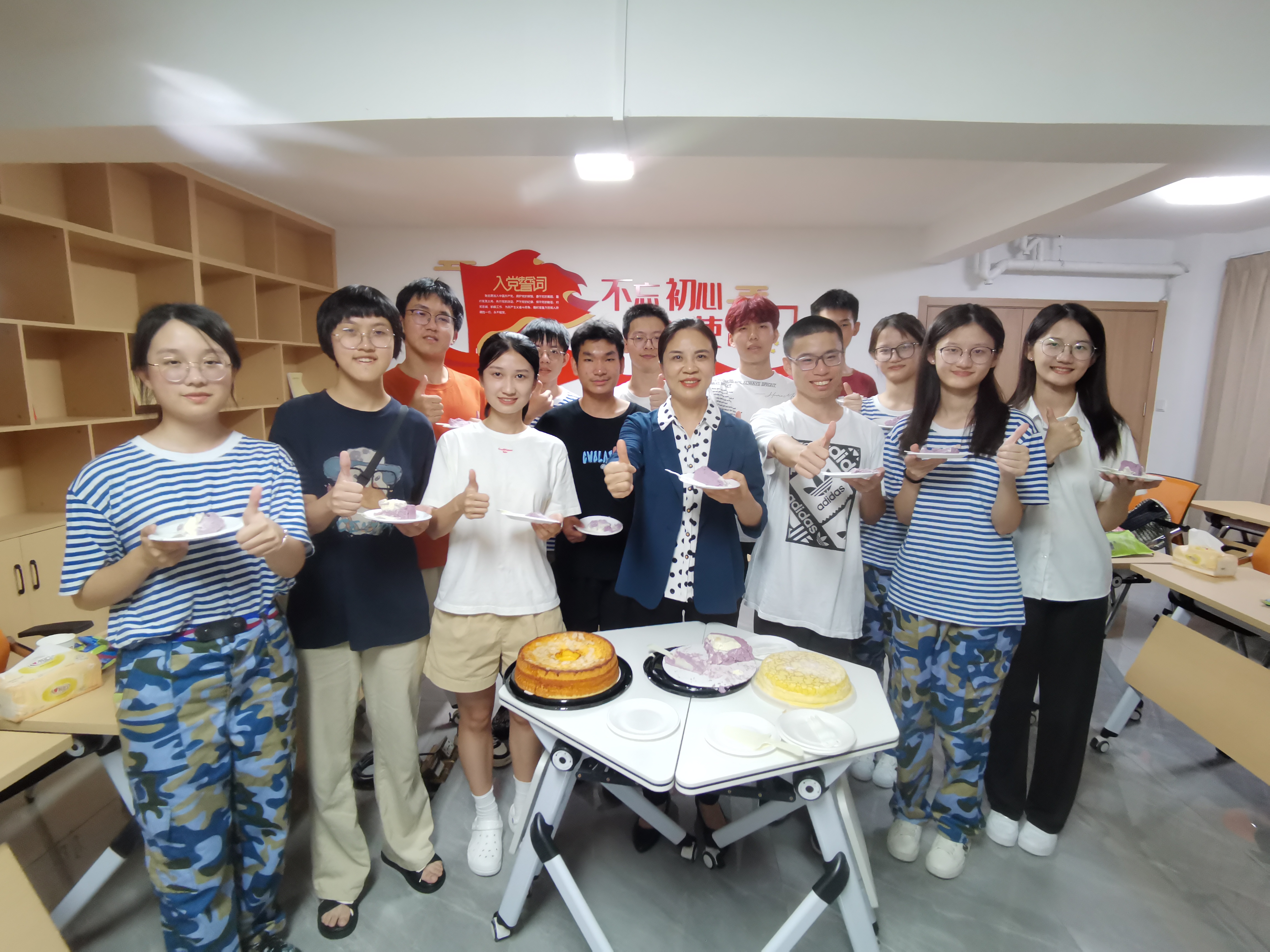 20240909吴明红校长看望新生.jpg